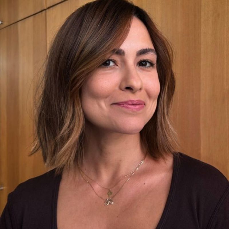 Roberta Pinheiro, psicoterapeuta somática, sorrindo, plano médio